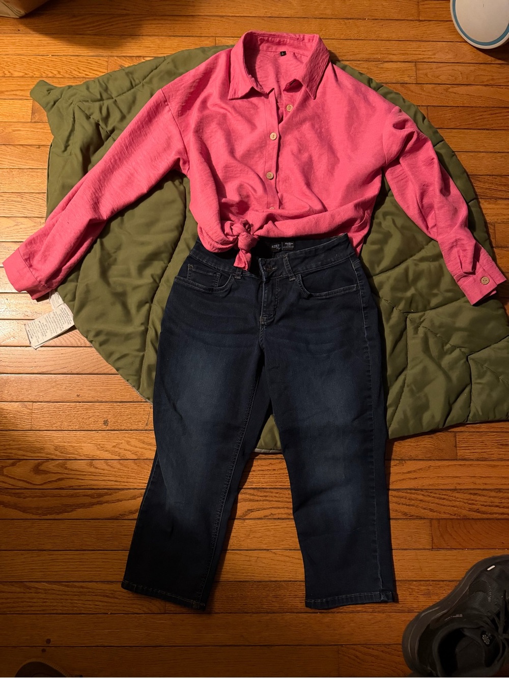 Dark Wash Women’s Jeans - midrise Riders by Lee capri jeans & pinks large blouse